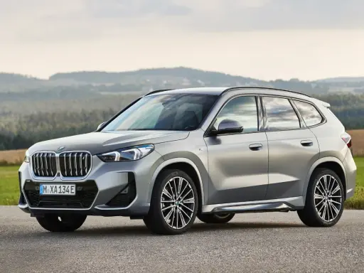 BMW X1 grigio metallizzato in posa su strada con sfondo naturale. Scopri le diverse bmw x1 motorizzazioni disponibili per questo SUV.
