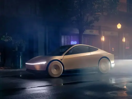 Un futuristico tesla taxi dorato attende su una strada bagnata, illuminato da insegne al neon e lampioni.