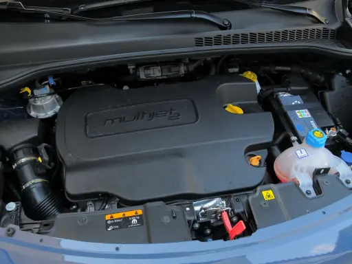 Motore MultiJet di un'auto compatibile con biodiesel. Componenti visibili: batteria, filtro aria, serbatoio liquido raffreddamento.