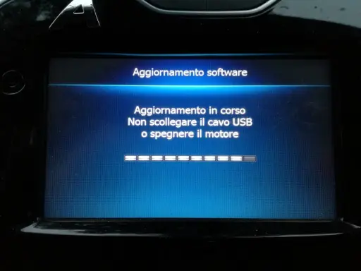 Aggiornamento Medianav Clio 4 gratis in corso. Non scollegare USB o spegnere il motore.