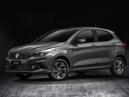 Fiat Argo grigio scuro, un'auto compatta con linee moderne, su sfondo scuro.