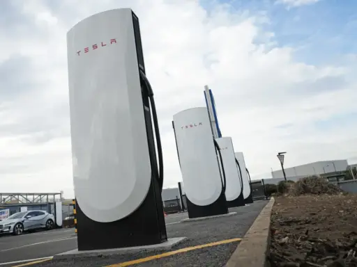 Stazione di ricarica Tesla Supercharger, con una Tesla in carica. Il costo del servizio è un fattore importante per i proprietari.