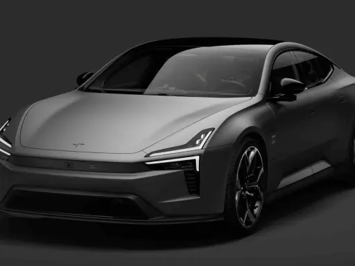 Polestar auto grigia, con fari a LED distintivi e cerchi in lega sportivi, su sfondo scuro.