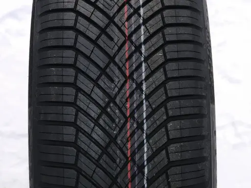 Battistrada invernale con linee colorate. La scelta è tra meglio Continental o Michelin per affrontare la neve.