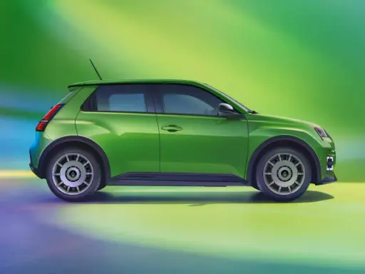 Renault 5 elettrica: prestazioni agili e design iconico in verde brillante.