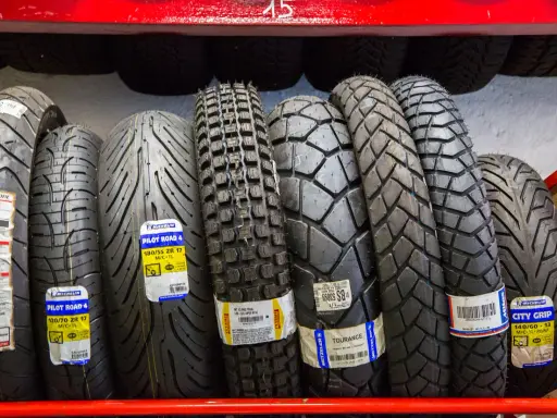 Vari tipi di pneumatici tubeless per moto, con battistrada diversi per ogni esigenza.