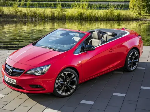 Opel Cascada rossa cabriolet, elegante e sportiva, con interni in pelle nera. Nessun problema visibile, solo un'auto da sogno.