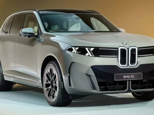 Il **BMW X5 2026** si presenta con un design audace e moderno, fari affilati e la distintiva griglia a doppio rene illuminata.