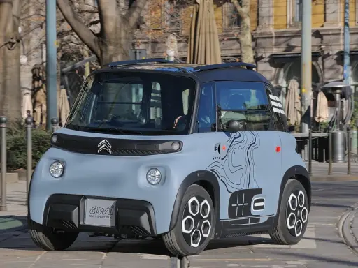 Citroën Ami grigia con grafica nera, un veicolo elettrico compatto, ideale per la città, con la sua batteria efficiente.