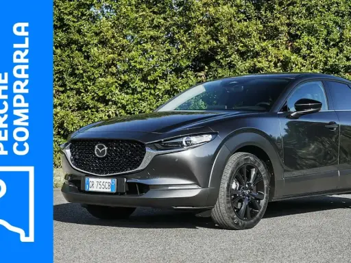 Mazda CX-30 grigia parcheggiata, con testo "Perché comprarla" e un punto interrogativo. Valutazione dei **problemi** della Mazda CX-30.