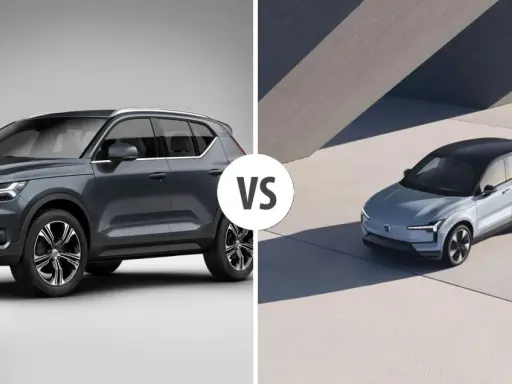 Confronto tra Volvo XC40 e un nuovo modello, forse il futuro Volvo XC20, con design distintivo.