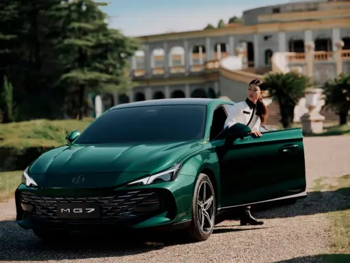 Elegante donna esce dalla MG 7 verde smeraldo, con un palazzo storico sullo sfondo.