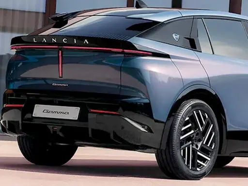 La Lancia Gamma 2026, un'auto dal design futuristico, mostra il suo posteriore elegante con luci a LED e il logo Lancia.
