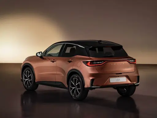 Lexus LBX color rame, vista posteriore. Le sue dimensioni compatte la rendono ideale per la città.
