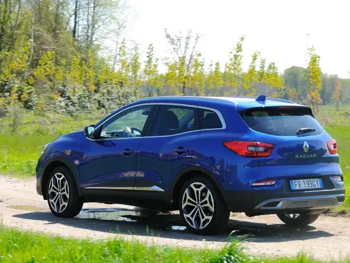 Renault Kadjar 1.5 dCi 110cv blu su sterrato. Nonostante la sua eleganza, alcuni proprietari segnalano renault kadjar 1.5 dci 110cv problemi.