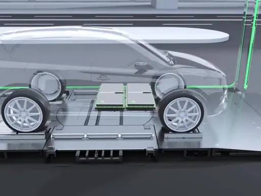 Un'auto elettrica trasparente su una piattaforma, con due pacchi batteria visibili sotto il pianale. Il sistema di battery swap è pronto.