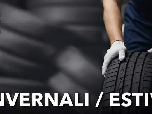 Guida: cambio gomme invernali in estate. Mani guantate tengono un pneumatico.