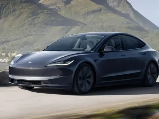 Tesla Model 3 grigia in movimento su strada panoramica, un'opzione tesla economica per esplorare la natura.