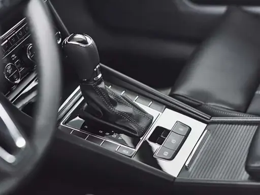Interno auto con cambio automatico. Il lavaggio del cambio automatico è un'operazione importante per la manutenzione.