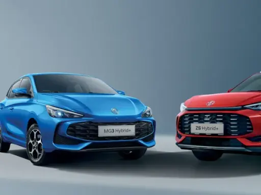 Due MG modelli, una blu e una rossa, presentate in studio. La MG3 Hybrid+ blu e la ZS Hybrid+ rossa mostrano il loro design moderno.