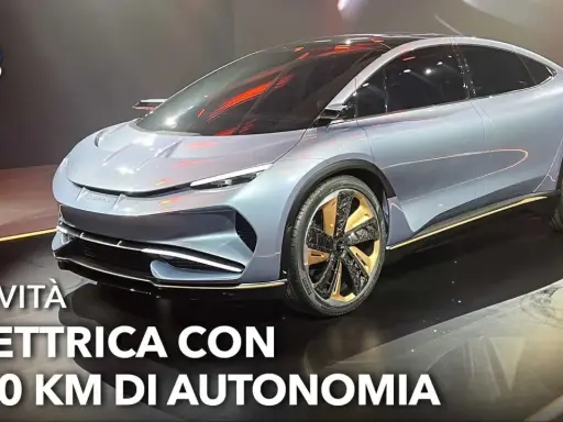 La nuova auto elettrica con 800 km di autonomia, un concept futuristico con cerchi dorati e linee aerodinamiche.