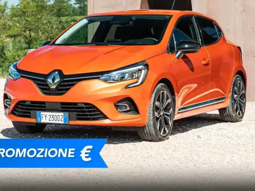 Nuova Clio 2026 GPL in arancione brillante, con un'offerta speciale in promozione.