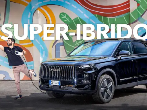 Uomo con pistola benzina e cavo di ricarica accanto a un SUV nero, che simboleggia la tecnologia mild hybrid.