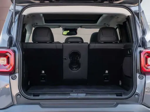Bagagliaio aperto di una Jeep Renegade, con sedili posteriori abbassati. Le dimensioni sono perfette per ogni avventura.