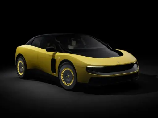 Un'audace Ferrari F244 gialla con tetto nero e cerchi dorati, illuminata da un fascio di luce su sfondo scuro.