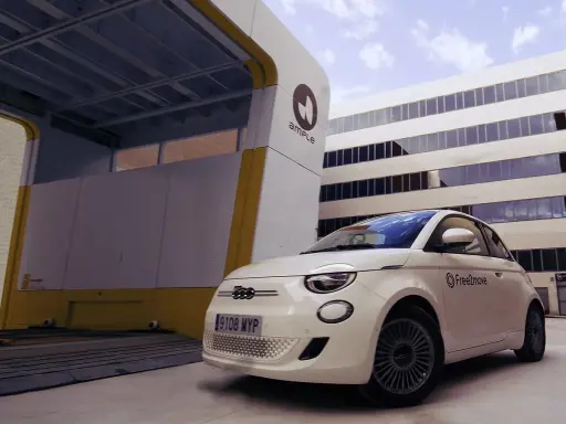 Fiat 500 elettrica pronta per la ricarica rapida alla stazione Ample. La sua batteria è il cuore pulsante della mobilità sostenibile.