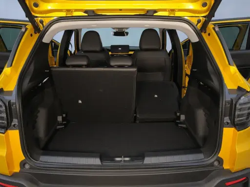 Bagagliaio aperto di una Jeep Avenger gialla, con sedili posteriori abbassati per massimizzare lo spazio di carico.