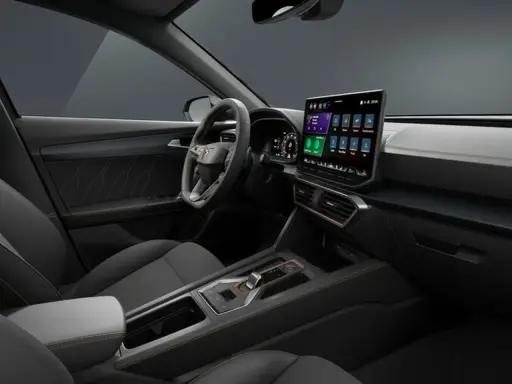 Interni moderni della Cupra Formentor: volante sportivo, ampio display touchscreen e finiture curate.