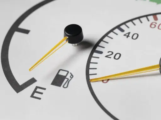 Indicatore di benzina esaurita, con la lancetta sull'E. La spia del serbatoio vuoto è accesa.