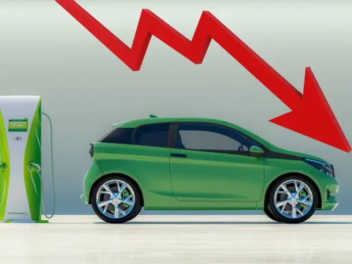 Freccia rossa in picchiata su un'auto elettrica verde vicino a una colonnina di ricarica, simbolo di un flop.