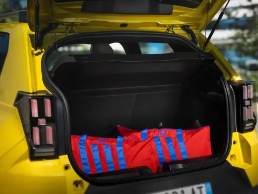 Bagagli rossi con strisce blu nel bagagliaio di una Fiat Panda, dimensioni generose per ogni avventura.
