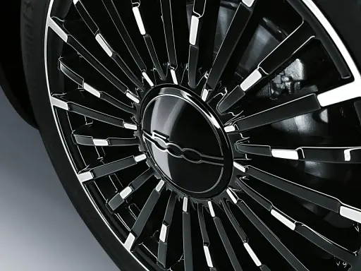Cerchione nero lucido con logo Fiat 500. La pressione pneumatici corretta è fondamentale per la sicurezza della tua Fiat 500.