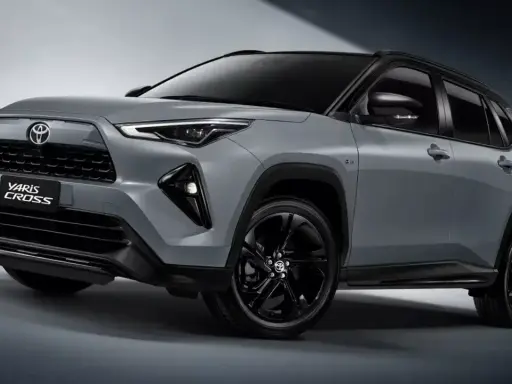 La nuova Yaris Cross 2026, un SUV compatto grigio metallizzato con dettagli neri, si presenta con un design audace e moderno.