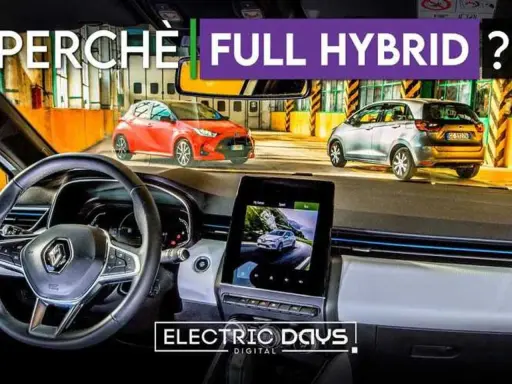 Interno di un'auto con volante e schermo. Fuori, due auto, una rossa e una grigia, con la scritta "PERCHÈ FULL HYBRID?".