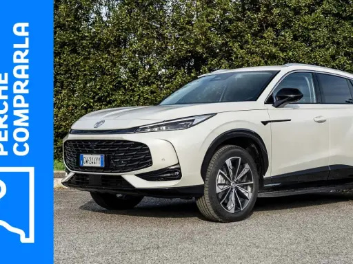 Un SUV bianco moderno, pronto per le mg auto recensioni. La scritta "Perché comprarla" e un punto interrogativo blu sul lato sinistro invitano a scoprire di più.
