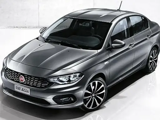 La Fiat Egea grigia, un'elegante berlina, si presenta in uno studio con un design moderno e cerchi sportivi.