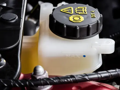 Serbatoio liquido freni auto, pronto per il cambio olio freni. Livello MAX visibile.