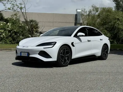 BYD Seal, un'auto elettrica dal design moderno, pronta a dimostrare la sua eccezionale autonomia.