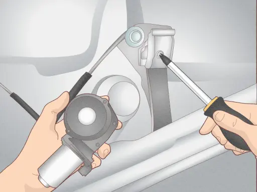 Mani che smontano un motorino del finestrino elettrico, un cacciavite che svita una vite. Guida per capire come alzare manualmente finestrino elettrico.