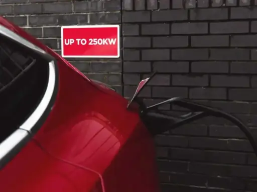 Rosso Tesla in carica rapida, fino a 250kW. Il tempo ricarica Tesla è ridotto grazie a questa potenza.