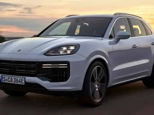 Porsche Cayenne, un SUV potente come cento cavalli, sfreccia al tramonto.