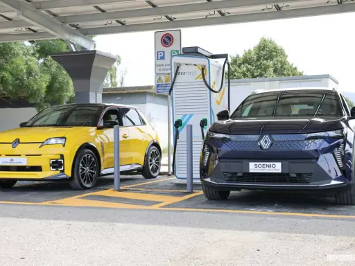 Due auto elettriche, una gialla e una blu, in carica presso una colonnina. Un'immagine che rappresenta la mappa colonnine ricarica auto elettriche Italia.