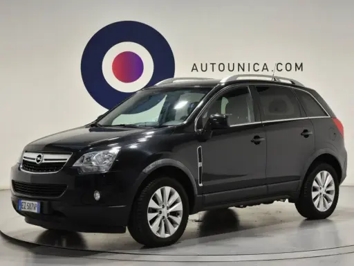 Opel Antara nera, un SUV spazioso. Non si notano particolari difetti evidenti in questa immagine.