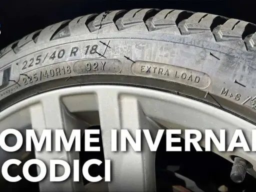 Dettagli sul fianco di un pneumatico: dimensioni 225/40R18, indice di carico 92Y, "Extra Load" e simboli M+S. Guida ai codici gomme 4 stagioni.