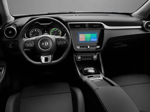 Interni dell'MG ZS: volante multifunzione, cruscotto digitale, schermo touchscreen centrale e sedili in pelle nera.