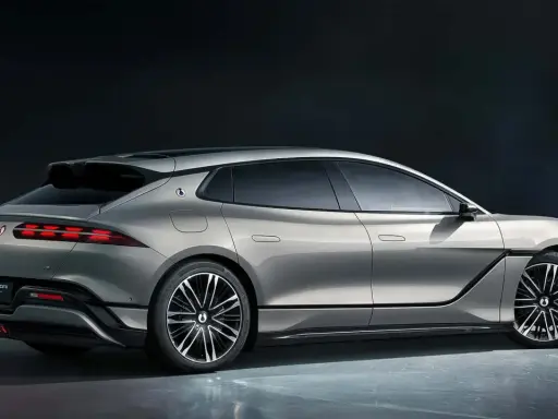La Denza Z9 GT, un'elegante berlina sportiva color argento, mostra le sue linee aerodinamiche e i fari posteriori a LED distintivi.